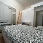 Modern In Dergano شقة